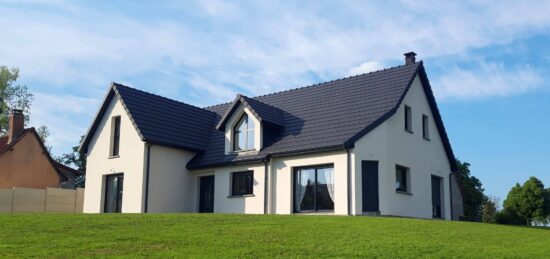 Maisons à toits noirs
